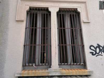 Ci spostiamo infine sul lato destro, dove � situata una coppia di finestre non murata: riusciamo cos� a scorgere l�interno del fabbricato